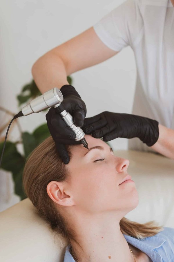 Les avantages et risques du maquillage permanent à Dijon : Un regard approfondi sur le microshading